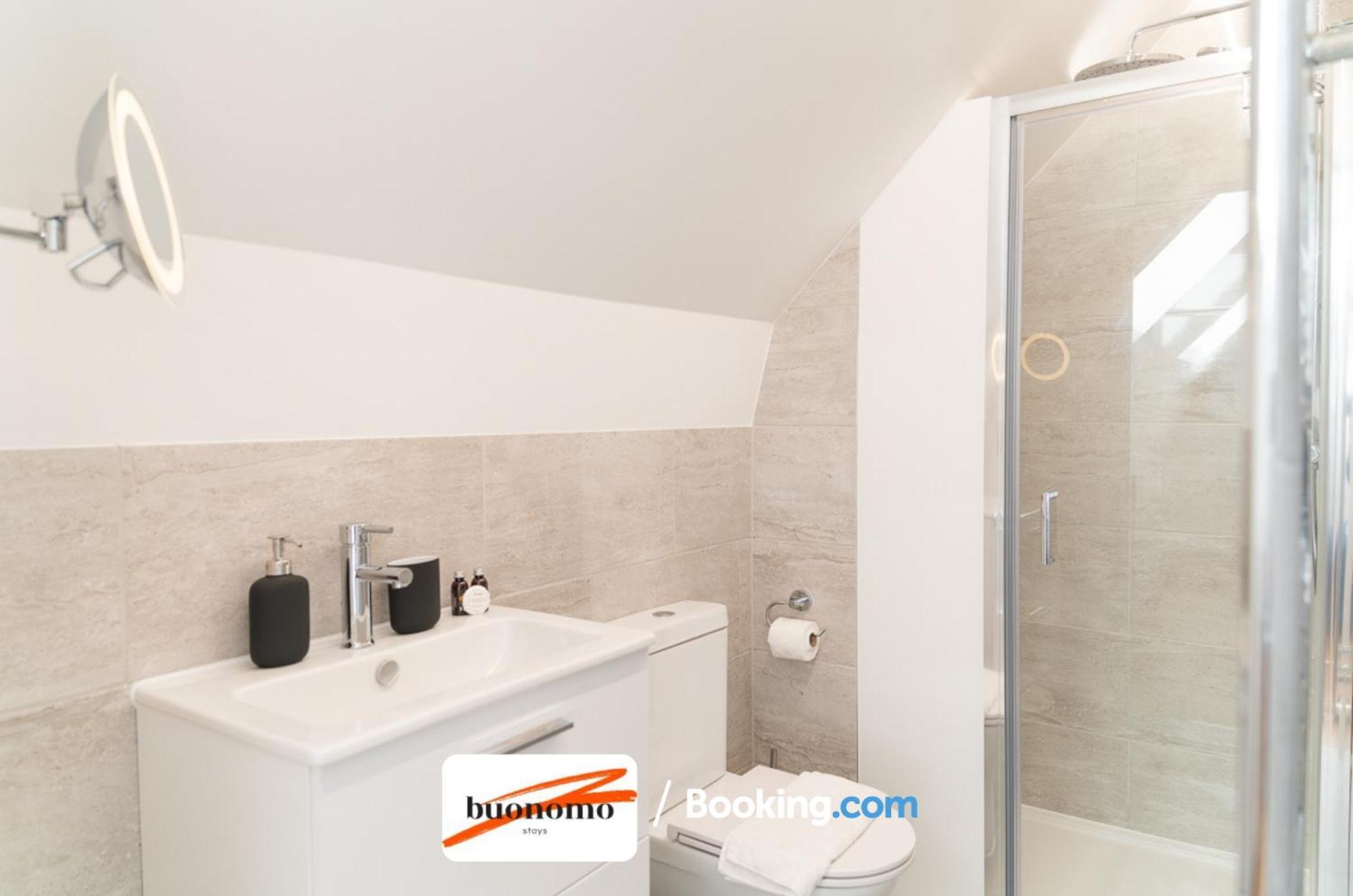 Two Bedroom Apartment At Buonomo Stays Short Lets & Serviced Accommodation Londres Extérieur photo